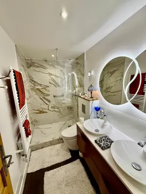 Salle de bains dans l'établissement Les Renaudes