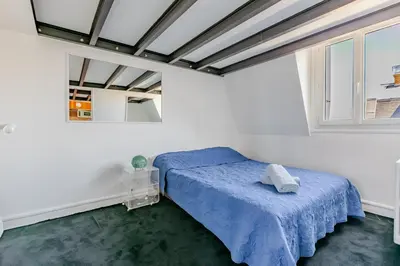 Un ou plusieurs lits dans un hébergement de l'établissement Duplex lumineux avec vue Tour Eiffel - Paris 7e