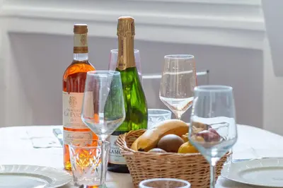 Boissons dans l'établissement Duplex lumineux avec vue Tour Eiffel - Paris 7e