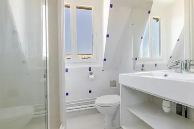 Salle de bains dans l'établissement Duplex lumineux avec vue Tour Eiffel - Paris 7e