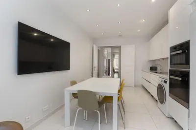 Cuisine ou kitchenette dans l'établissement Luxury 5 Bed Residence - Opposite Arc de Triomphe