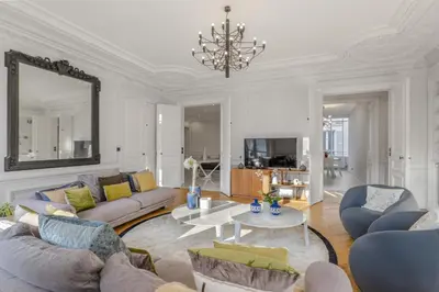 Télévision ou salle de divertissement dans l'établissement The Parisian Beauty - Ultra Luxury