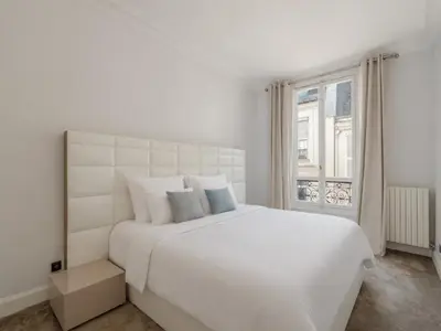 Un ou plusieurs lits dans un hébergement de l'établissement The Parisian Beauty - Ultra Luxury