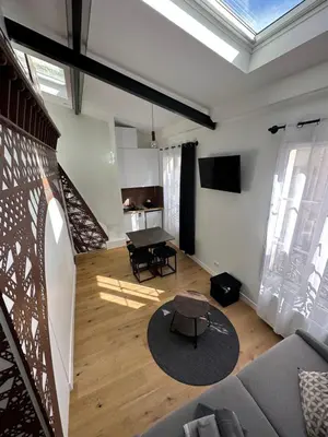 Télévision ou salle de divertissement dans l'établissement Beatrice et Emmanuel Meublé Eiffel