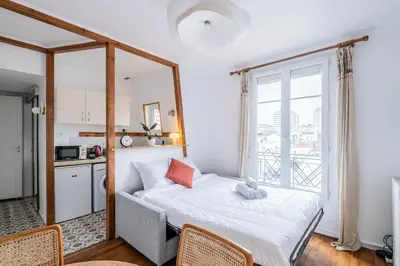 Cuisine ou kitchenette dans l'établissement Élégance Parisienne, à Deux Pas de la Capitale