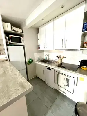 Cuisine ou kitchenette dans l'établissement Comfort & Calm Near Arc de Triomphe
