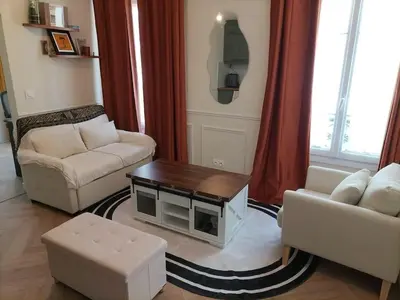 Coin salon dans l'établissement 2 bedrooms Cozy & stylish, 15min walk from Eiffel Tower garden