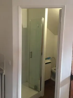 Salle de bains dans l'établissement Studio lumineux à deux pas des Puces de St Ouen