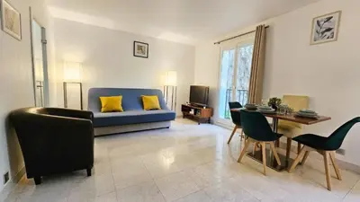 Coin salon dans l'établissement APPARTEMENT QUARTIER SAINT GERMAIN DES PRES en PLEIN COEUR DE PARIS !