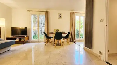 Télévision ou salle de divertissement dans l'établissement APPARTEMENT QUARTIER SAINT GERMAIN DES PRES en PLEIN COEUR DE PARIS !