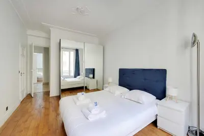 Un ou plusieurs lits dans un hébergement de l'établissement Elegant 3BR Apartment for 6 - Near Palais des Congres