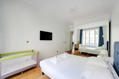 Un ou plusieurs lits dans un hébergement de l'établissement Elegant 3BR Apartment for 6 - Near Palais des Congres