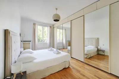 Un ou plusieurs lits dans un hébergement de l'établissement Elegant 3BR Apartment for 6 - Near Palais des Congres