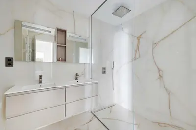 Salle de bains dans l'établissement Elegant 3BR Apartment for 6 - Near Palais des Congres