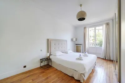 Un ou plusieurs lits dans un hébergement de l'établissement Elegant 3BR Apartment for 6 - Near Palais des Congres