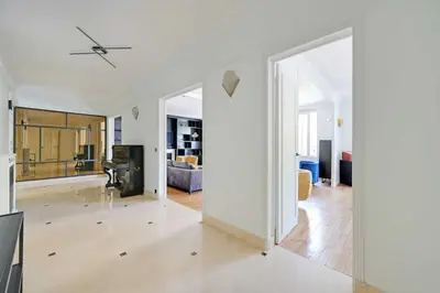 Un ou plusieurs lits dans un hébergement de l'établissement Elegant 3BR Apartment for 6 - Near Palais des Congres