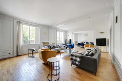 Télévision ou salle de divertissement dans l'établissement Elegant 3BR Apartment for 6 - Near Palais des Congres
