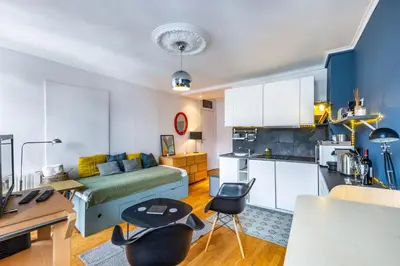 Cuisine ou kitchenette dans l'établissement Paris Rooftop Views Cosy 2 Bedroom Stay Central