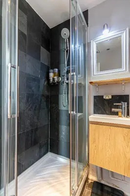 Salle de bains dans l'établissement Paris Rooftop Views Cosy 2 Bedroom Stay Central