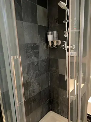 Salle de bains dans l'établissement Paris Rooftop Views Cosy 2 Bedroom Stay Central
