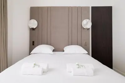 Un ou plusieurs lits dans un hébergement de l'établissement Splendid apartment with AC in Champs Élysées for 4PAX