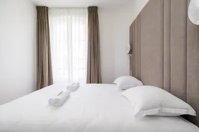 Un ou plusieurs lits dans un hébergement de l'établissement Splendid apartment with AC in Champs Élysées for 4PAX