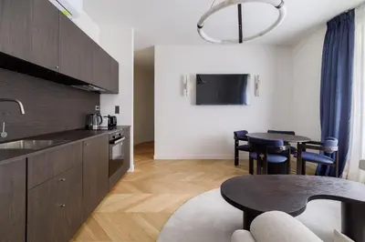 Cuisine ou kitchenette dans l'établissement Splendid apartment with AC in Champs Élysées for 4PAX