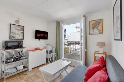 Télévision ou salle de divertissement dans l'établissement BM Face au SacreCoeur Escapade a deux