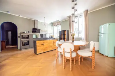 Cuisine ou kitchenette dans l'établissement Stylish Duplex in Paris' Center
