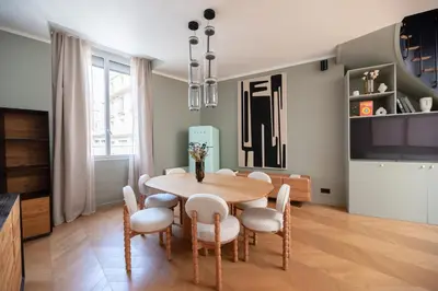 Télévision ou salle de divertissement dans l'établissement Stylish Duplex in Paris' Center