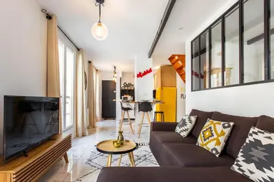 Télévision ou salle de divertissement dans l'établissement Parisian Charm in Sentier, Walk Everywhere Sleeps 6