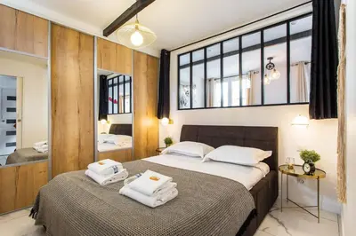 Un ou plusieurs lits dans un hébergement de l'établissement Parisian Charm in Sentier, Walk Everywhere Sleeps 6