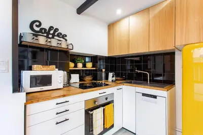 Cuisine ou kitchenette dans l'établissement Parisian Charm in Sentier, Walk Everywhere Sleeps 6