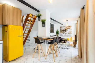 Cuisine ou kitchenette dans l'établissement Parisian Charm in Sentier, Walk Everywhere Sleeps 6