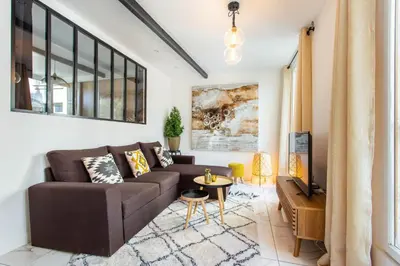 Coin salon dans l'établissement Parisian Charm in Sentier, Walk Everywhere Sleeps 6