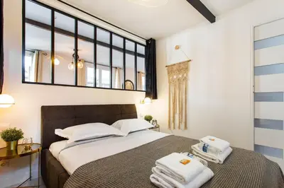 Un ou plusieurs lits dans un hébergement de l'établissement Parisian Charm in Sentier, Walk Everywhere Sleeps 6