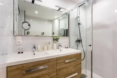 Salle de bains dans l'établissement Parisian Charm in Sentier, Walk Everywhere Sleeps 6