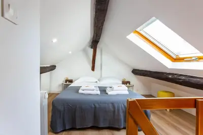 Un ou plusieurs lits dans un hébergement de l'établissement Parisian Charm in Sentier, Walk Everywhere Sleeps 6