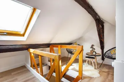 Coin salon dans l'établissement Parisian Charm in Sentier, Walk Everywhere Sleeps 6