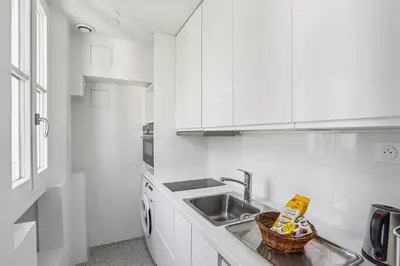 Cuisine ou kitchenette dans l'établissement Escapade élégante dans le Marais