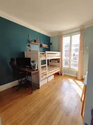 Un ou plusieurs lits dans un hébergement de l'établissement Haussmann-style flat with Montmartre view
