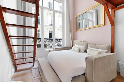 Un ou plusieurs lits dans un hébergement de l'établissement BM-Appartement Design en Duplex Champs-Elysees