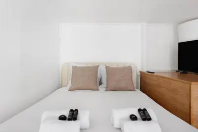 Un ou plusieurs lits dans un hébergement de l'établissement BM-Appartement Design en Duplex Champs-Elysees