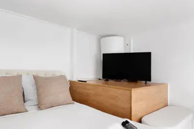Télévision ou salle de divertissement dans l'établissement BM-Appartement Design en Duplex Champs-Elysees