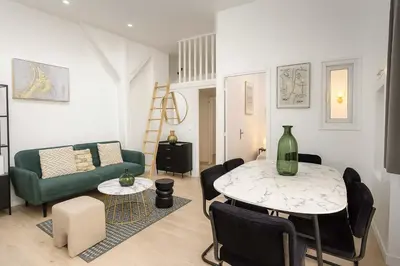 Coin salon dans l'établissement Appartement atypique avec Mezzanine - Paris 9 - 6P