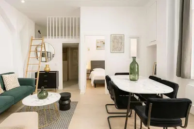 Coin salon dans l'établissement Appartement atypique avec Mezzanine - Paris 9 - 6P