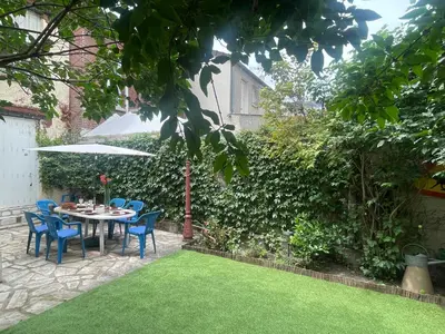 Jardin de l'établissement Lovely house with garden Paris Flea Market