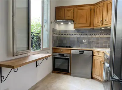 Cuisine ou kitchenette dans l'établissement Lovely house with garden Paris Flea Market