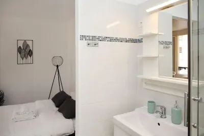 Salle de bains dans l'établissement Appartement avec bureau proche Montmartre - P2