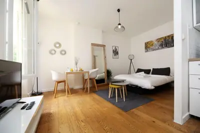 Un ou plusieurs lits dans un hébergement de l'établissement Appartement avec bureau proche Montmartre - P2